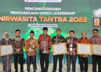 Terima Green Leadership Nirwasita Tantra, Gubernur dan DPRD Sumatera Barat Terbaik Nasional Pengelolaan Lingkungan Hidup 2023