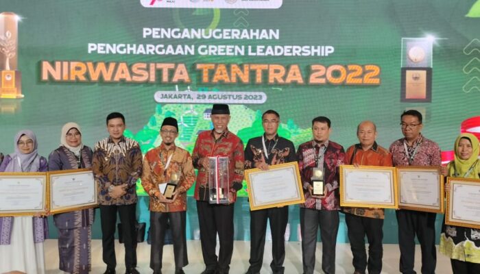 Terima Green Leadership Nirwasita Tantra, Gubernur dan DPRD Sumatera Barat Terbaik Nasional Pengelolaan Lingkungan Hidup 2023