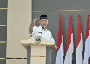 Gubernur Sumatera Barat  Mahyeldi angkat bicara soal viralnya anggota Paskibraka lepas jilbab di sosial media.