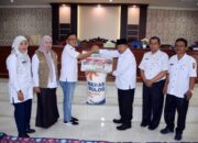 Pemprov Serahkan Bantuan Cadangan Pangan untuk Masyarakat Tanjung Raya