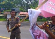 Satpol PP Copot Spanduk-spanduk Nakal di Jalan Protokol Kota Padang