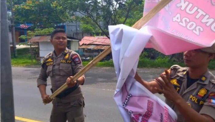 Satpol PP Copot Spanduk-spanduk Nakal di Jalan Protokol Kota Padang