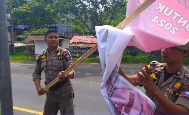 Satpol Pp Copot Spanduk Spanduk Nakal Di Jalan Protokol Kota Padang 8149