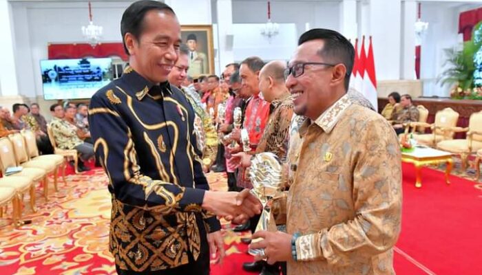SELAMAT! 3 Kali Peringkat 1 TPID Nasional Berturut-turut, Bupati Tanah Datar Terima Penghargaan dari Presiden RI