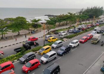 Pasca-penertiban PKL, Pengendara Kembali Bisa Nikmati Keindahan Ombak Pantai Padang