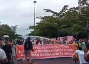 Tolak Berjualan di Pusat Kuliner Pantai Padang, PKL Blokade Jalan Masuk Pantai Purus