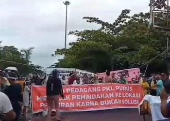 Tolak Berjualan di Pusat Kuliner Pantai Padang, PKL Blokade Jalan Masuk Pantai Purus