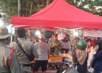 Setelah Pantai Purus, Giliran Tepi Pantai Padang Dibersihkan dari PKL