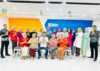 Harpelnas 2023, Manajemen BRI Branch Office Padang Sapa Nasabah Serta Bagikan Coklat dan Bunga