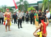 Wakapolri Dianugerahi Warga Kehormatan Dayak Kalteng dan Bagikan 5.000 Paket Bansos
