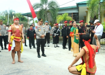 Wakapolri Dianugerahi Warga Kehormatan Dayak Kalteng dan Bagikan 5.000 Paket Bansos