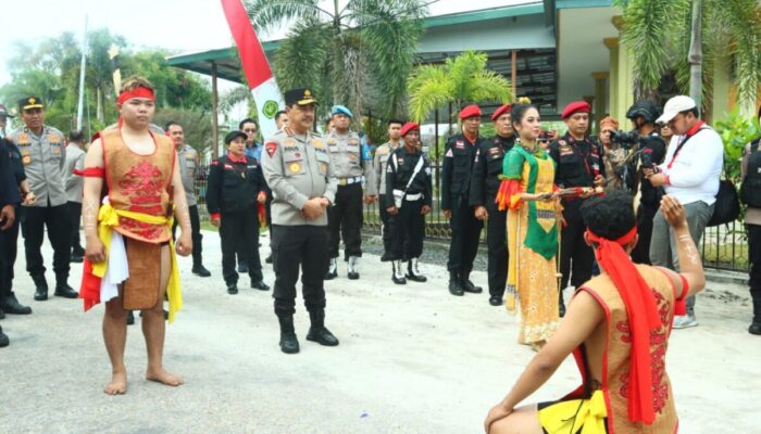 Wakapolri Dianugerahi Warga Kehormatan Dayak Kalteng dan Bagikan 5.000 Paket Bansos