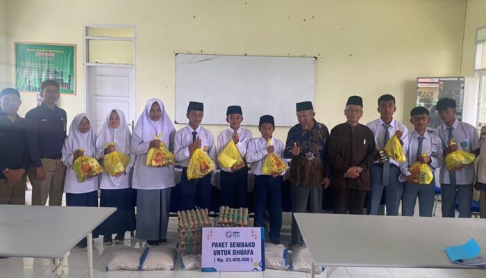 YBM PLN Solok Serahkan Bantuan Sembako untuk 45 Santri Ponpes M Natsir