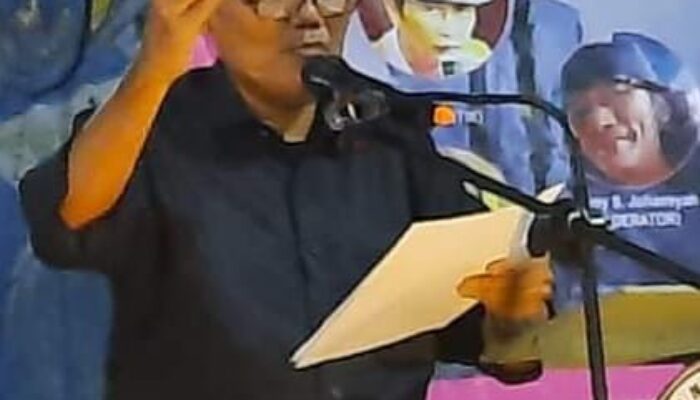 Di Kolong Jembatan Layang, Saya Baca Puisi Karya Penyair Hebat Asal Padang Itu!