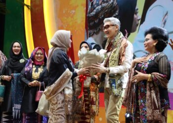 Fashion Show Pesona Kreasi Batik Minang Berlangsung Semarak di Pameran Kriyanusa 2023 JCC Jakarta