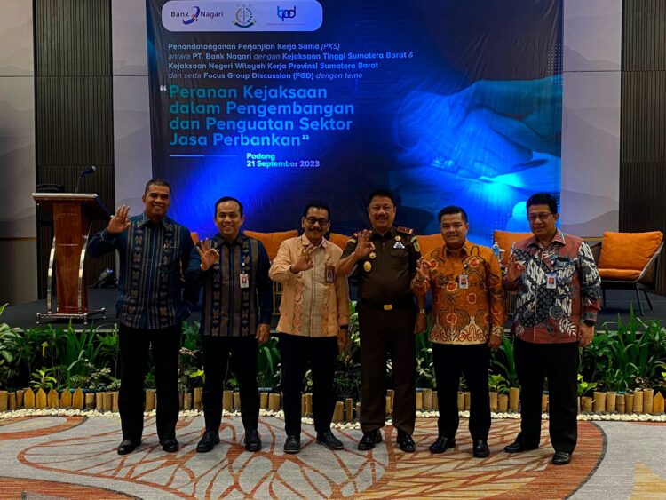 Direktur Utama Bank Nagari Muhamad Irsyad, Kajati Sumbar Asnawi, Komisaris Utama Bank Nagari Benni Warlis, beserta jajaran direksi usai penandatanganan PKS di Hotel Santika Premiere Padang, Kamis (21/9). DOK AFRIANITA