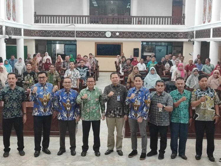 SOSIALISASI PRODUK--Plt. Asisten II Setdaprov Provinsi Sumatera Barat, Yozarwardi Saputra serta Kepala Divisi Unit Usaha Syariah Bank Nagari Hendra Faizal usai membuka Sosialisasi Produk Pembiayaan Syariah kepada ASN dalam Upaya Penguatan Perbankan Syariah di Sumbar bertempat di Aula Kantor Gubernur Sumbar, Kamis (21/9). AFRIANITA