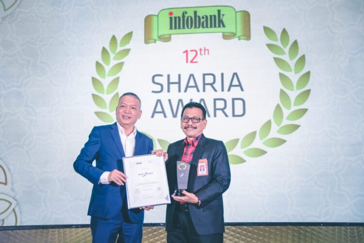 Direktur Utama Bank Nagari Muhamad Irsyad menerima penghargaan Sharia Award 2023 Majalah Infobank di Bali Room Hotel Indonesia Kempinski Jakarta, Rabu (27/9). Tak tanggung-tanggung UUS Bank Nagari berhasil meraih tiga penghargaan sekaligus. DOK AFRIANITA