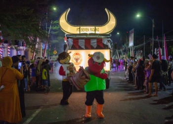 2 Maskot Kerbau Semen Padang IKut Meriahkan Merah Putih Light Carnival 2023