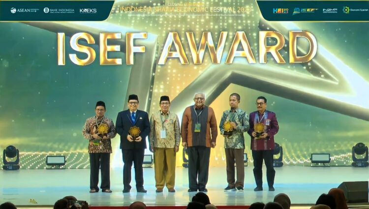 Direktur Utama Bank Nagari Muhamad Irsyad menerima penghargaan ISEF Award 2023 dari Bank Indonesia untuk UUS Bank Nagari di JCC Jakarta, Minggu (29/10). DOK AFRIANITA