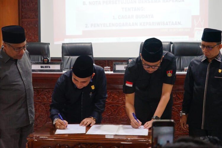 Enam fraksi di DPRD Bukittinggi menyampaikan pendapat akhir dalam Rapat Paripurna DPRD di gedung dewan setempat, Jumat (20/10).Gatot