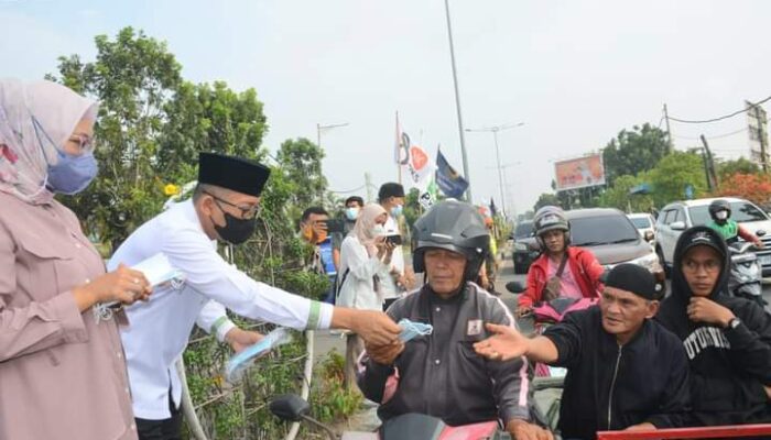Kabut Asap Mencemaskan, Walikota Padang Bersama Istri Bagikan Puluhan Ribu Masker Kepada Warga Kota