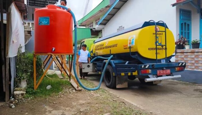 Dirut Turun Langsung, Perumda AM Kota Padang Distribusikan Air Bersih Sejak Pagi Hingga Larut Malam