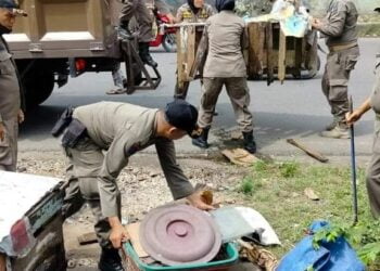 Surat Peringatan Tak Digubris, Pol PP Padang Sita Lapak PKL di Jalan Seberang Padang