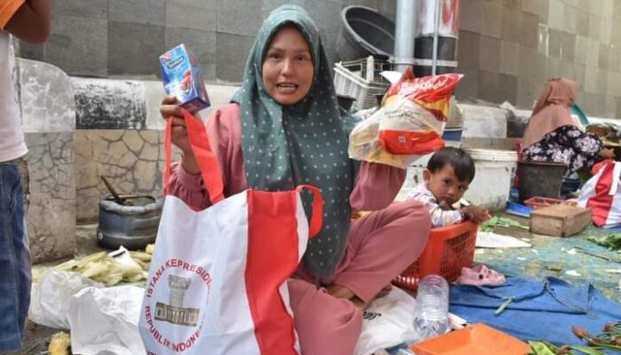 Meski Batal ke Pariaman, Paket Sembako Presiden RI Tetap Sampai di Pasar Rakyat, PKL: Terima Kasih Pak Jokowi!