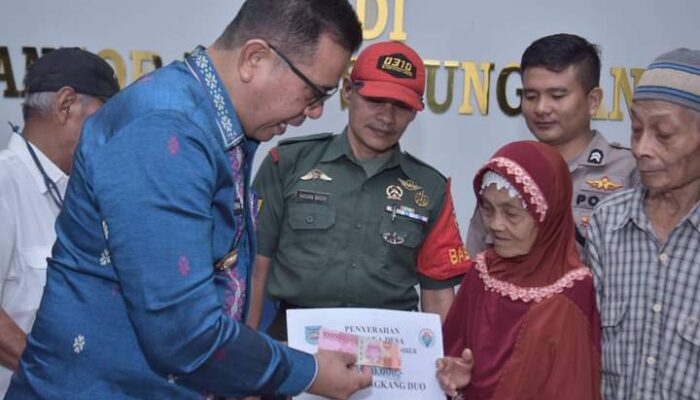 Pj Walikota Sawahlunto,  Zefnihan Serahkan BLT ADD Bagi Lanjut Usia di Desa Silungkang Duo