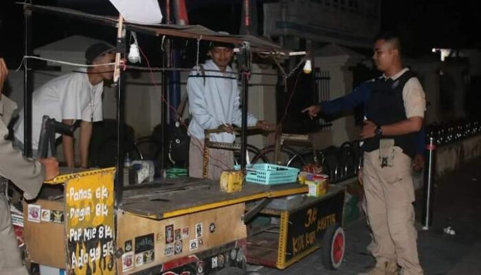 Siang-malam Satpol PP Padang Tertibkan Lapak PKL di Sejumlah Jalan Protokol