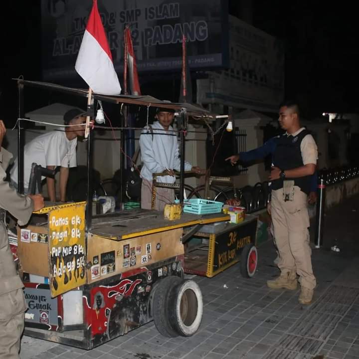 Siang Malam Satpol Pp Padang Tertibkan Lapak Pkl Di Sejumlah Jalan Protokol 