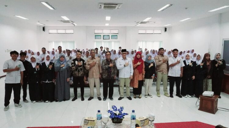Rektor UM Natsir YARSI Bukittinggi, Afridian Wirahadi Ahmad bersama Kepala Balai Pengawasan Obat DAN Makanan (BBPOM) Padang usai tandatangani MOU 4 program Rencana Aksi Bersama. IST