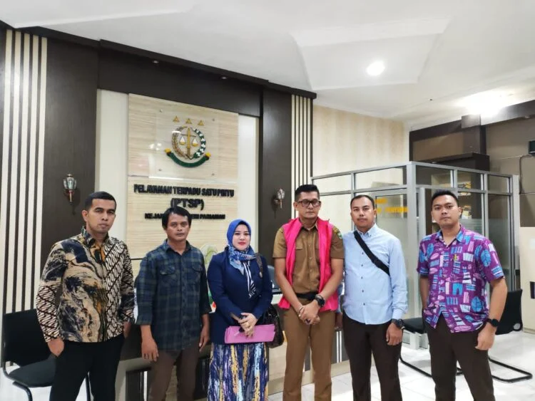 Kabid Dinas Penanaman Modal Pelayanan Terpadu dan Perindustrian (DPMPTP) Padang Pariaman inisial ZRA saat ditetapkan sebagai tersangka dugaan kasus korupsi pengadaan mesin coklat, Senin (2/10). IST