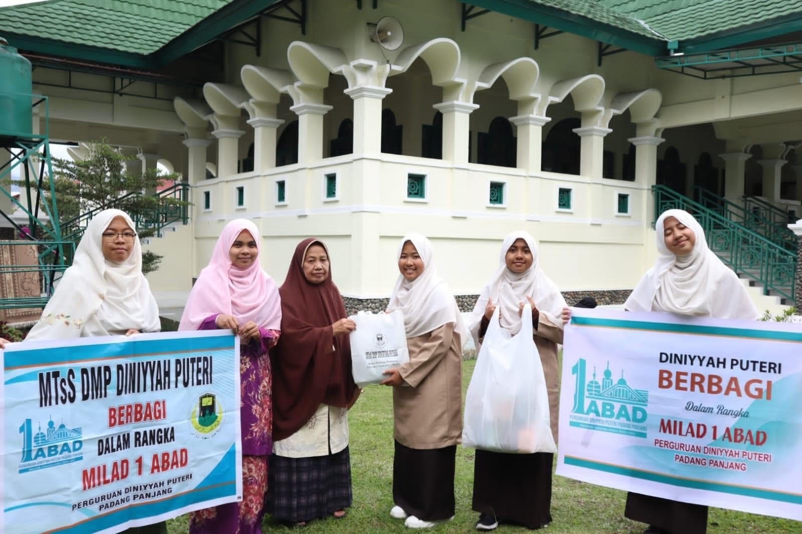 Diniyyah Puteri Gelar Bakti Sosial Dalam Milad Satu Abad