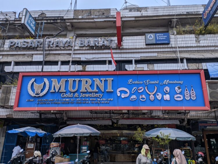 Toko Mas Murni di Pasar Raya Padang. Harga emas mengalami kenaikan meskipun tidak signifikan. HAYATI