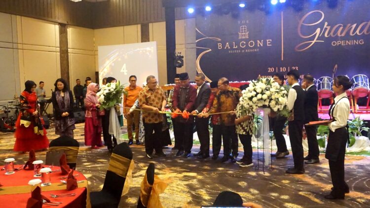 GUNTING PITA - Gubernur Sumbar Mahyeldi didampingi Owner Balcone Okky DAS dan Kapolda Sumbar Irjen. Suharyono menggunting pita tanda peresmian The Balcone Suite and Resort di Gadut Agam, Jumat (20/10) malam. YUSRIL
