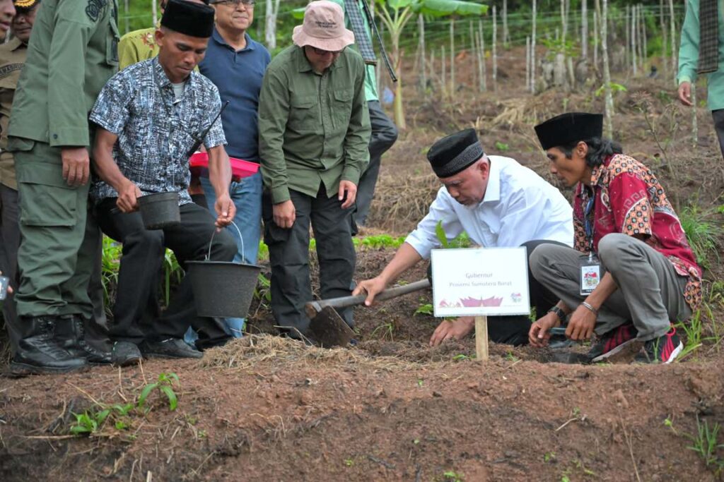 Pemerintah Provinsi berkomitmen untuk meningkatkan kolaborasi demi kemajuan program hutan sosial Sumbar untuk dapat dimanfaatkan masyarakat.