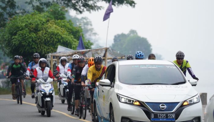 Konvoi Kendaraan Listrik Meriahkan Minangkabau Basapeda Salingka Danau Singkarak 2023