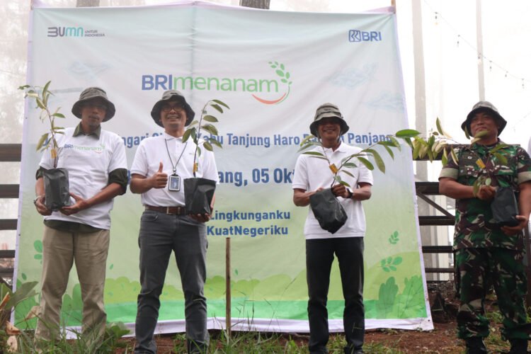 Penanaman 110 bibit durian montong di Desa BRIlian Nagari Sikabu Kabu Tanjung Haro Padang Panjang Kota Payakumbuh, Kamis (5/10). DOK AFRIANITA
