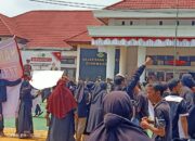 Dikawal Aparat Kepolisian dan TNI, Ratusan Warga Nagari Sikabau Demo Kejaksaan Negeri Dharmasraya