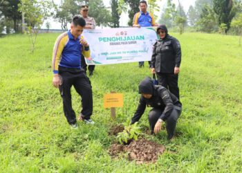 Sambut HUT Humas Polri Ke-72, Bidhumas Polda Sumbar Tanam Pohon