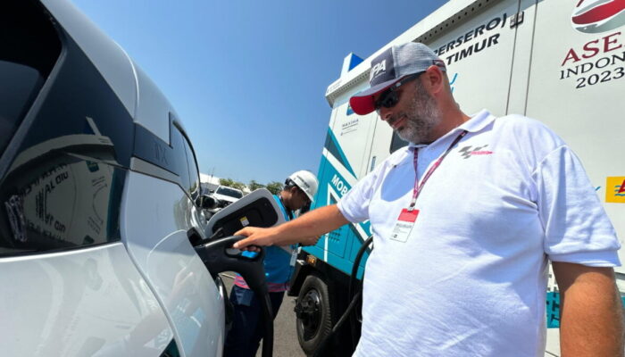 Gunakan SPKLU PLN di Arena Sirkuit Mandalika, Promotor MotoGP Puji PLN: “It’s Very Good and Very Fast”