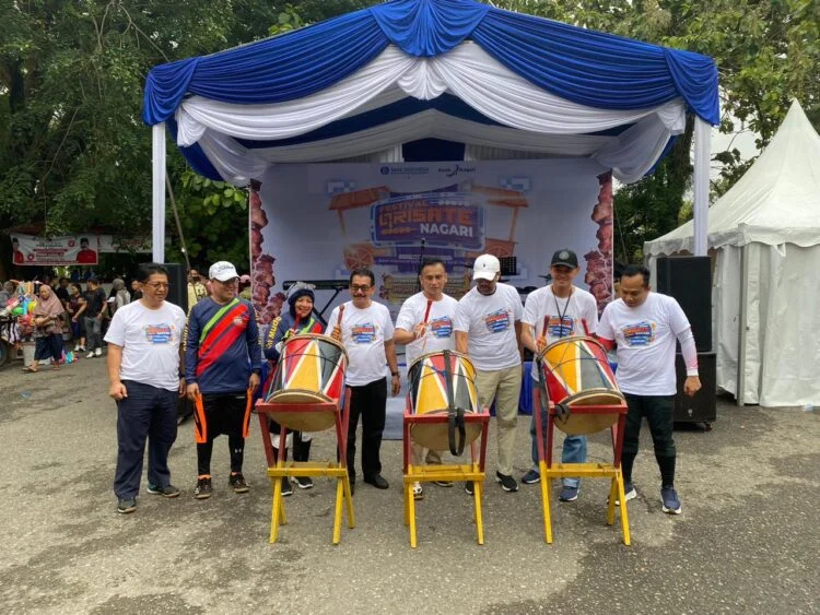 Dirut Bank Nagari Muhamad Irsyad bersama Deputi Kepala Perwakilan BI Sumbar Dandy Indarto Seno, Kepala Dinas Koperasi dan UMKM Sumbar Endrizal dan Kepala Dispora Sumbar Maifrizon memukul gendang tanda dibukanya Festival QRISATE Nagari, Minggu (22/10).DOK AFRIANITA