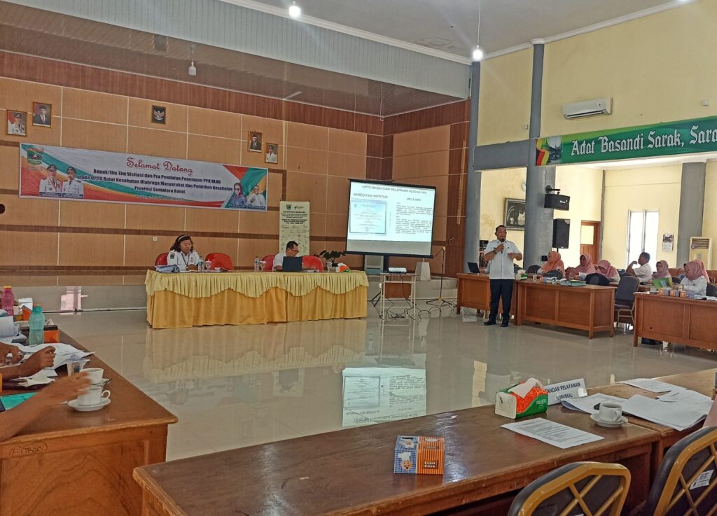 Ket. Foto : Kepala UPTD BKOM dan Pelkes Dinkes Sumbar, drg. Afando Ekardo saat menyampaikan profil UOTD BKOM Pelkes Provinsi Sumbar, Rabu (25/10). YESI