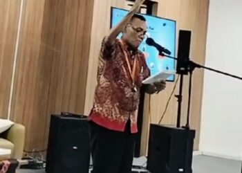 Penyair Pulo Lasman Simanjuntak Baca Puisi TRAUMATIK di Panggung Sastra Reborn