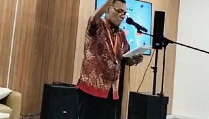 Penyair Pulo Lasman Simanjuntak Baca Puisi TRAUMATIK di Panggung Sastra Reborn