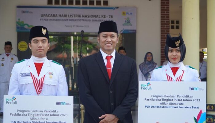 Dua Anggota Paskibraka Sumatera Barat Terima Beasiswa dari PLN