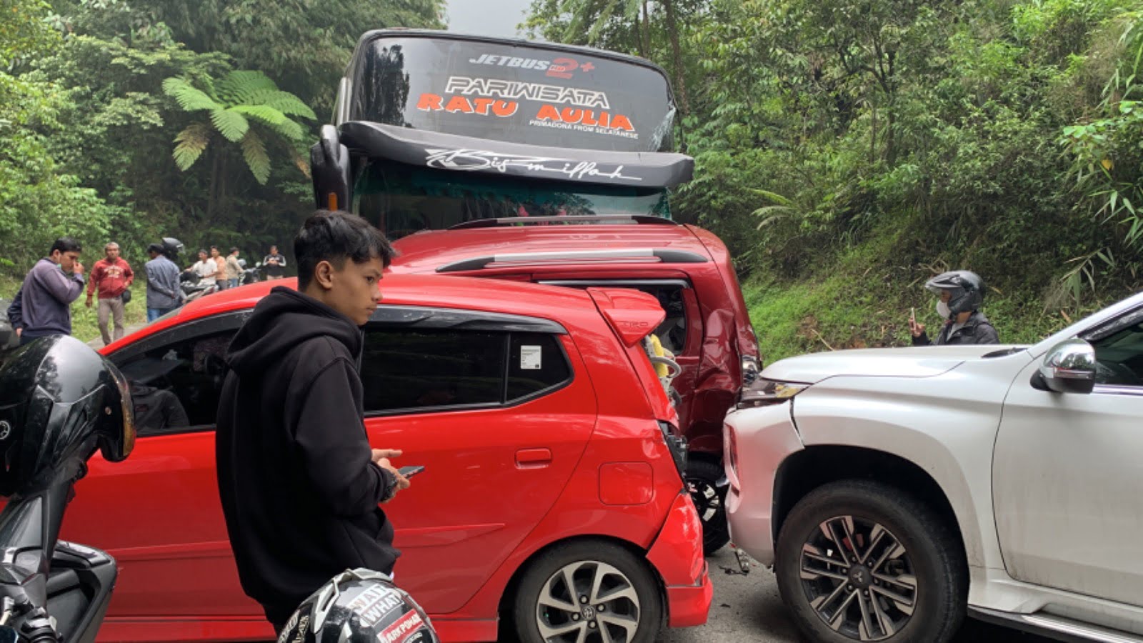 Tabrakan Beruntun Tujuh Kendaraan Di Sitinjau Lauik, Nihil Korban ...