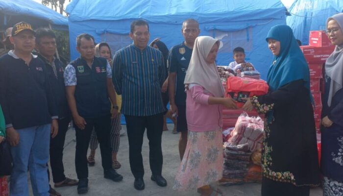 Dinsos Sumbar dan Ketua LKKS Harneli Bahar Antar Bantuan  Korban Kebakaran di Empat Daerah